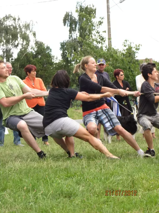 Tir &agrave; la corde lors d'une f&ecirc;te de village