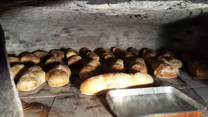 Pains en cuisson au four communal
