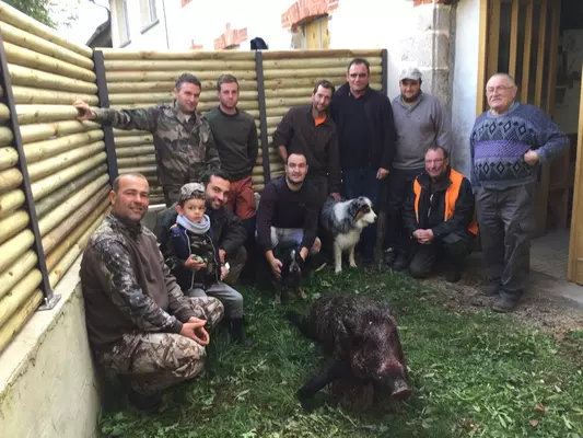 Chasseurs de la soci&eacute;t&eacute; de chasse de Champs avec leurs chiens