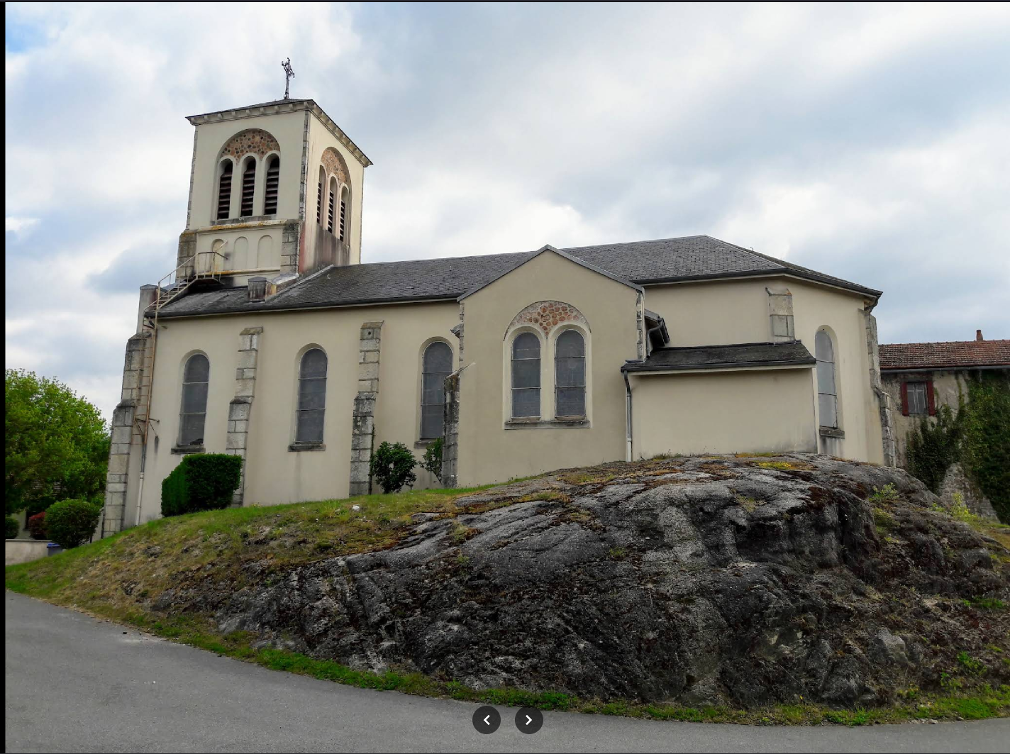 &Eacute;glise de Champs sur son rocher, commune de Champs (63440)