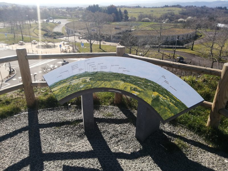 Tables et h&ocirc;tel de l'aire des Volcans