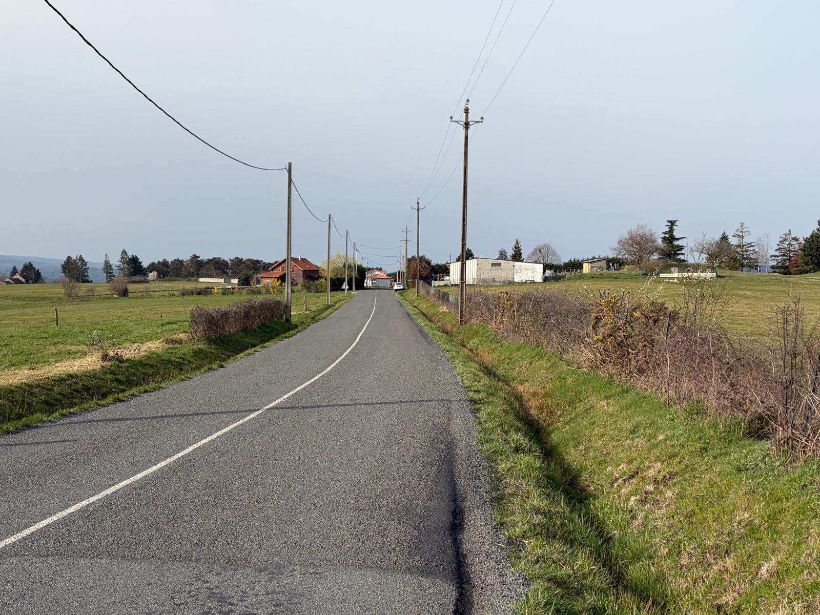 Route de campagne au lieu-dit Bellevue - Champs (63440)