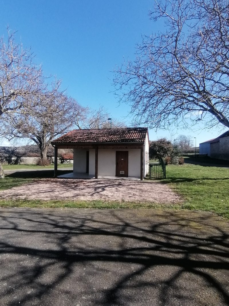 Local communal et place de Champs