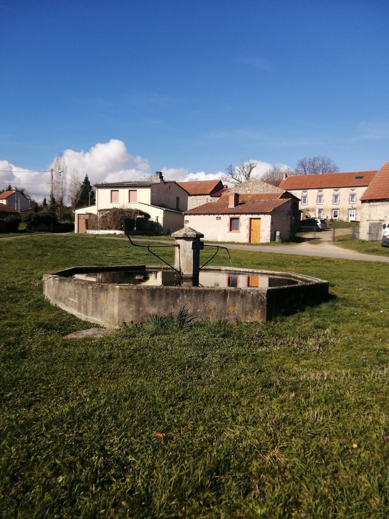 Fontaine avec maisons &agrave; Chabr&eacute;pine