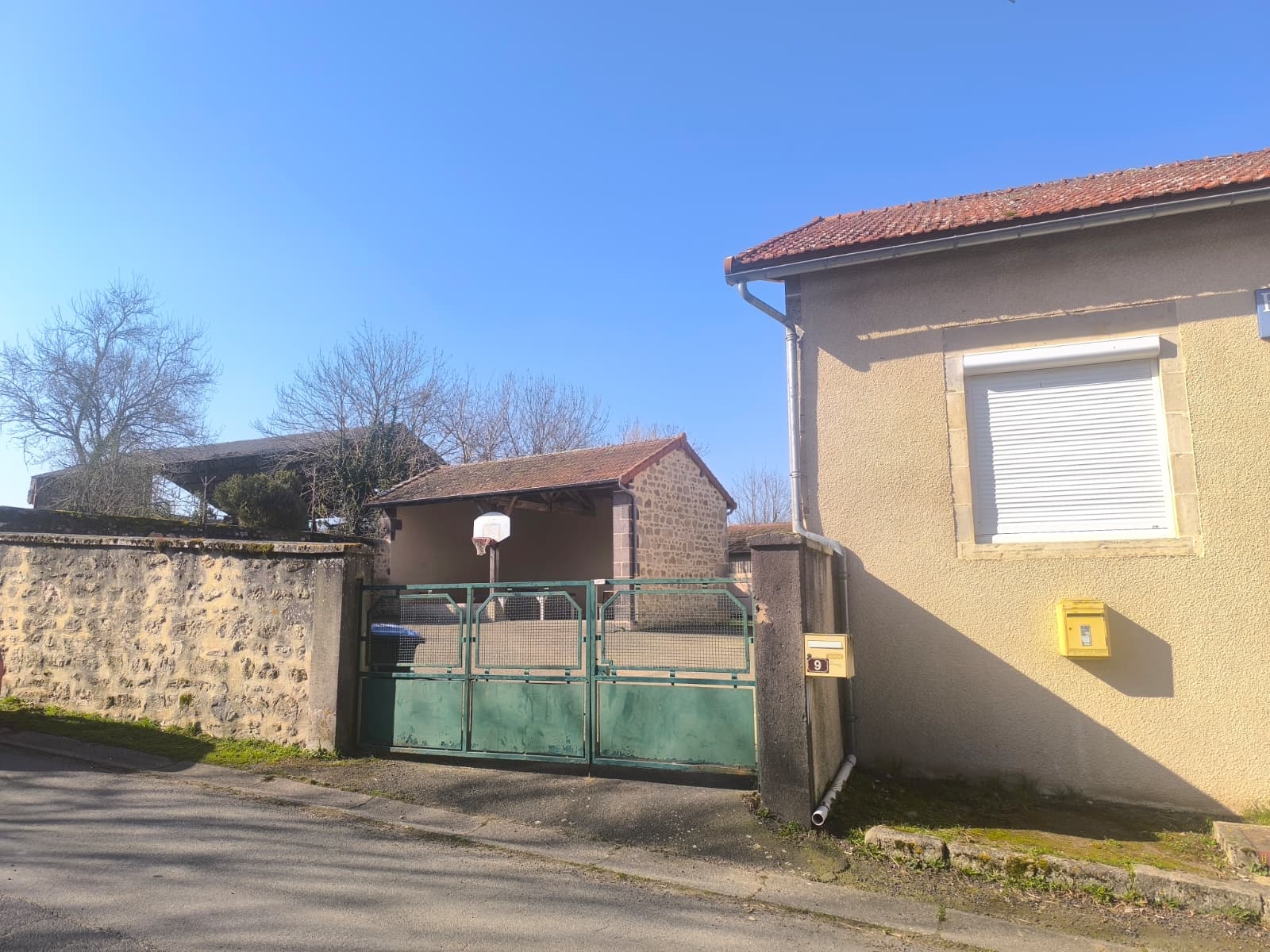&Eacute;cole et terrain de basket