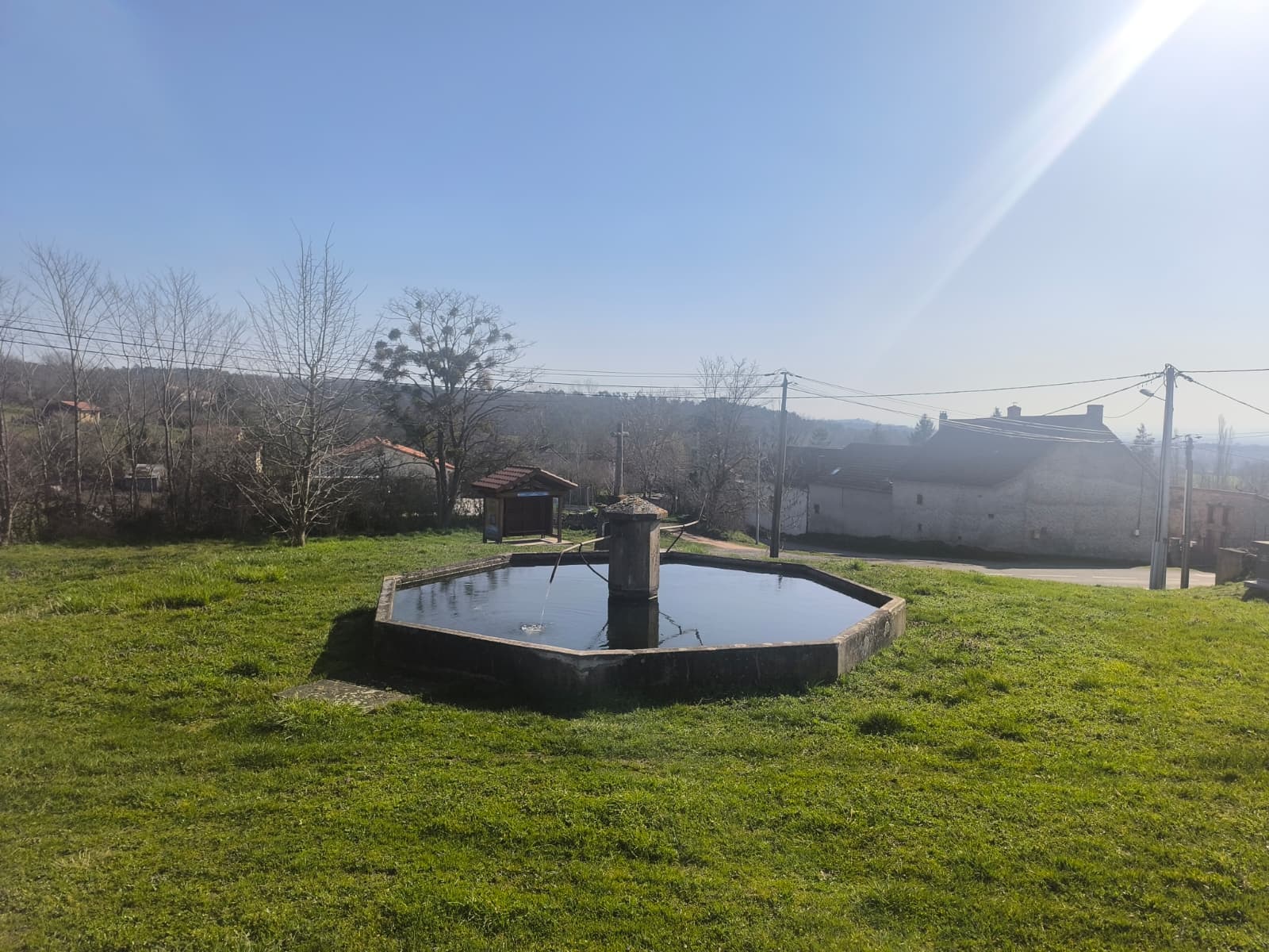 Fontaine octogonale de Chabr&eacute;pine