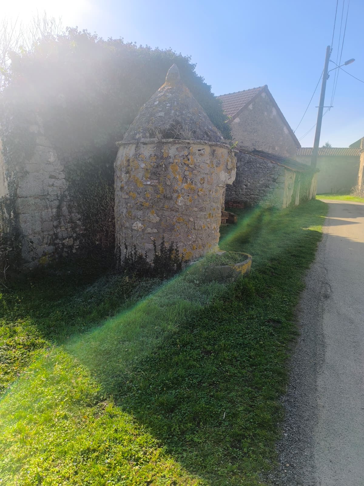 Puits des Brayards - vue de la route