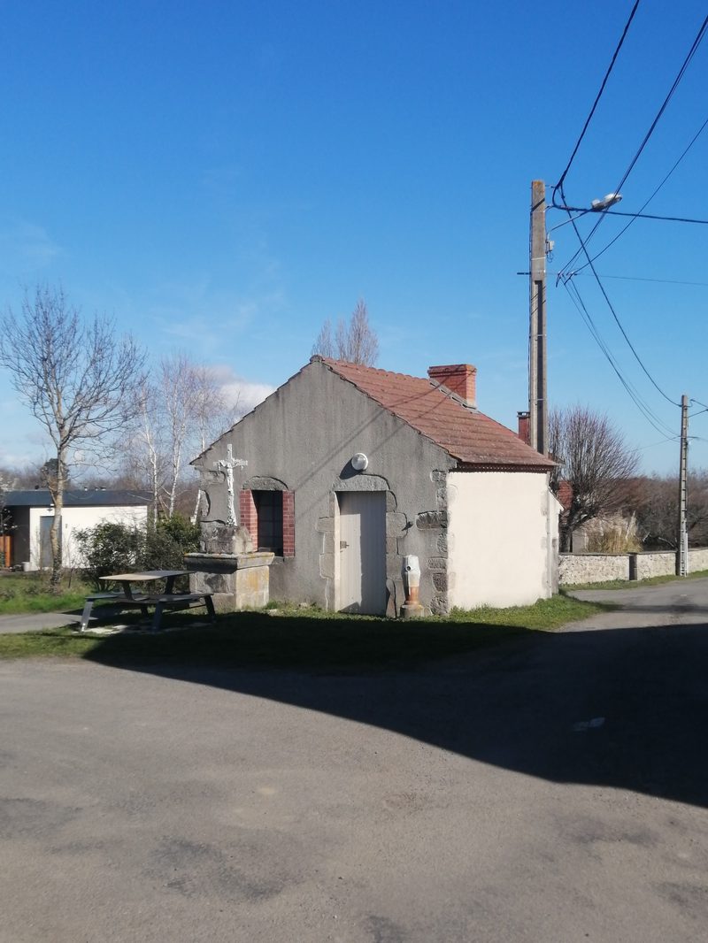 Four &agrave; pain avec croix et banc aux Brayards
