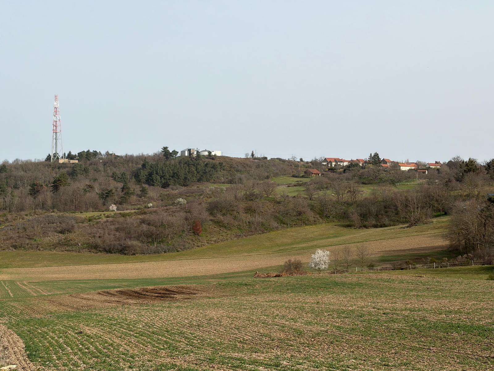 Vue des Brayards avec antenne et colline