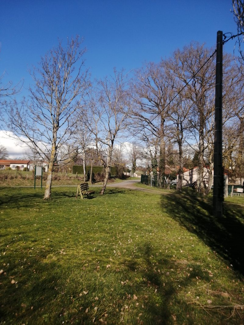 Espace vert avec banc aux Lesbres