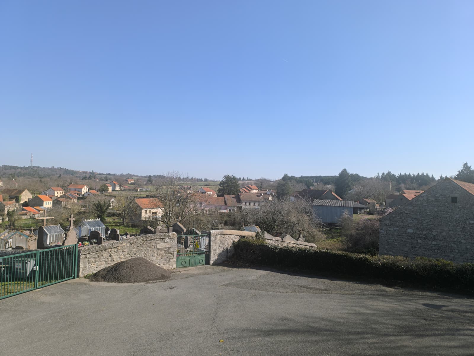 Vue panoramique du village de Champs