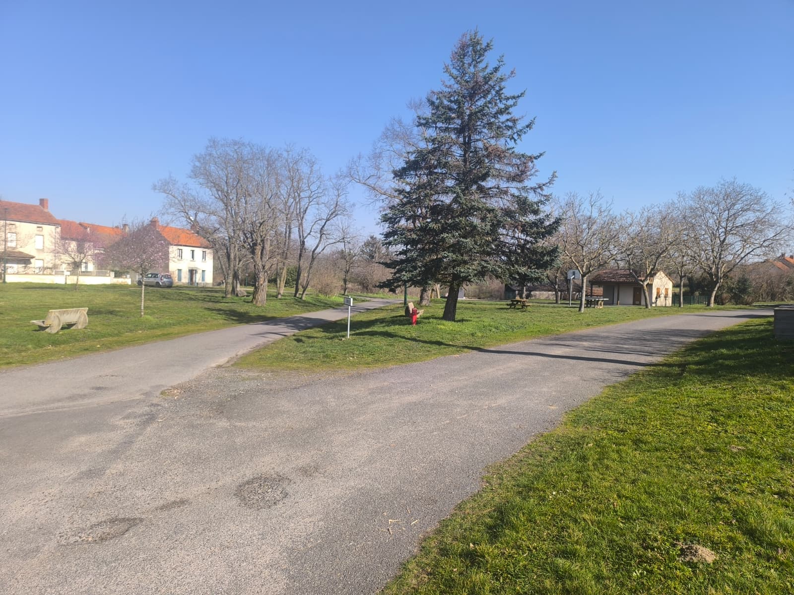Place du bourg de Champs