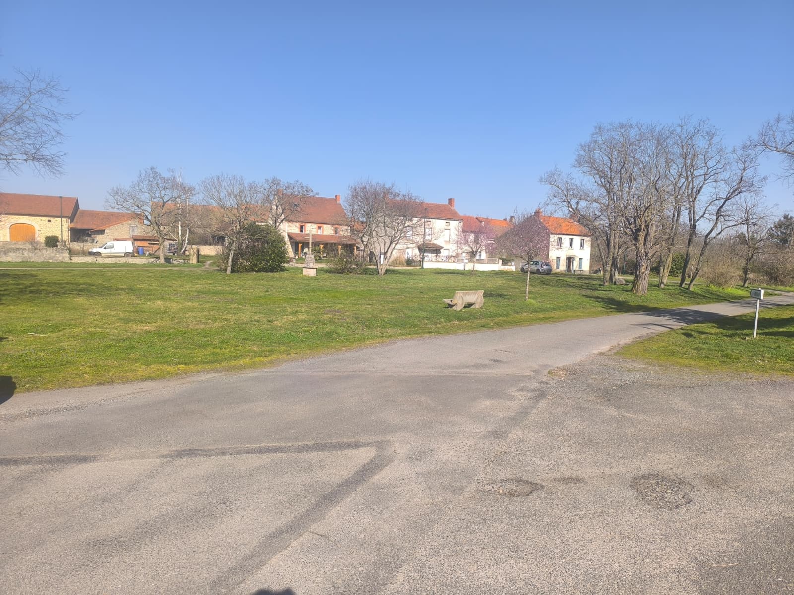 Place du village de Champs