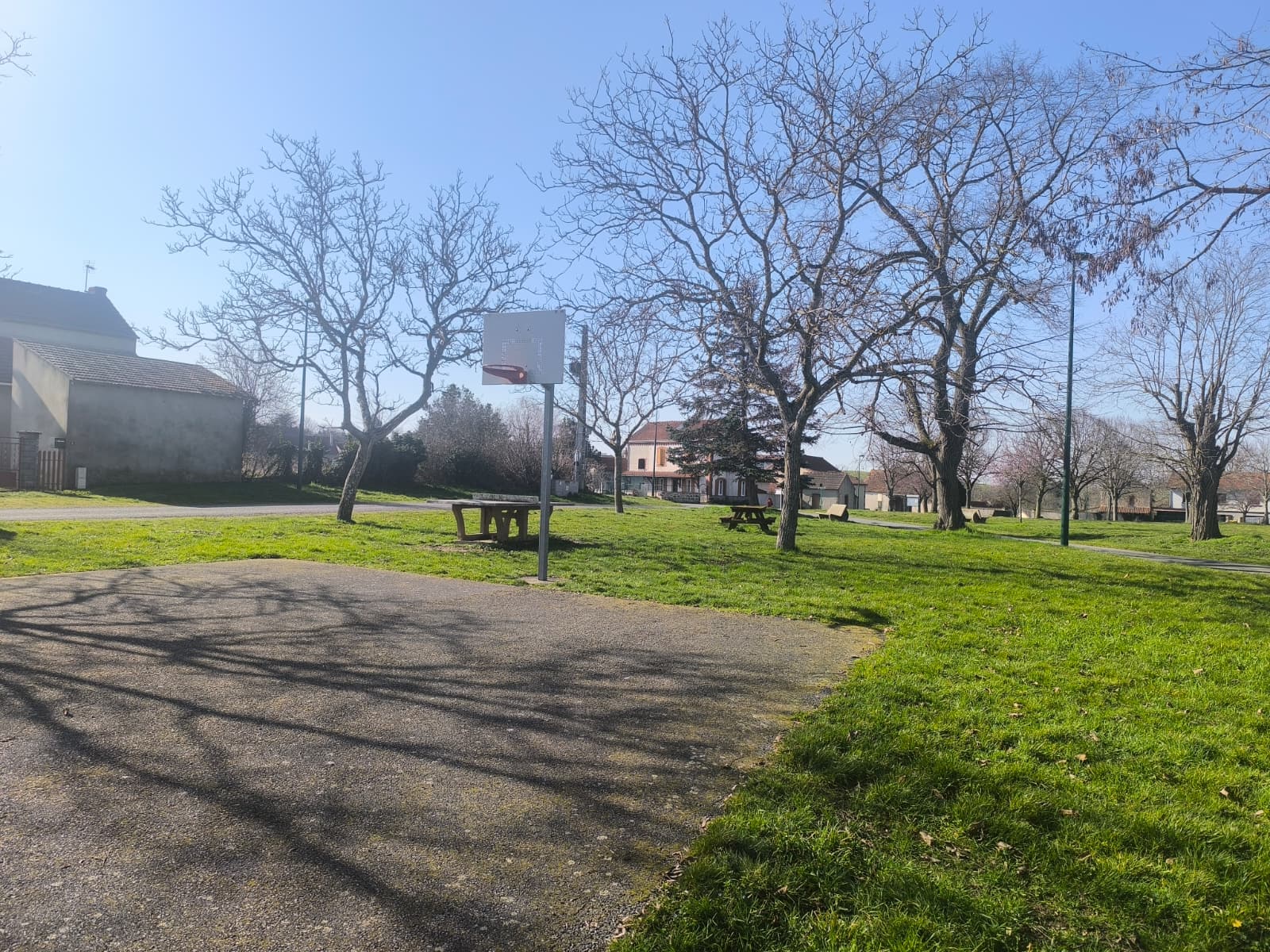 Terrain de basket et parc