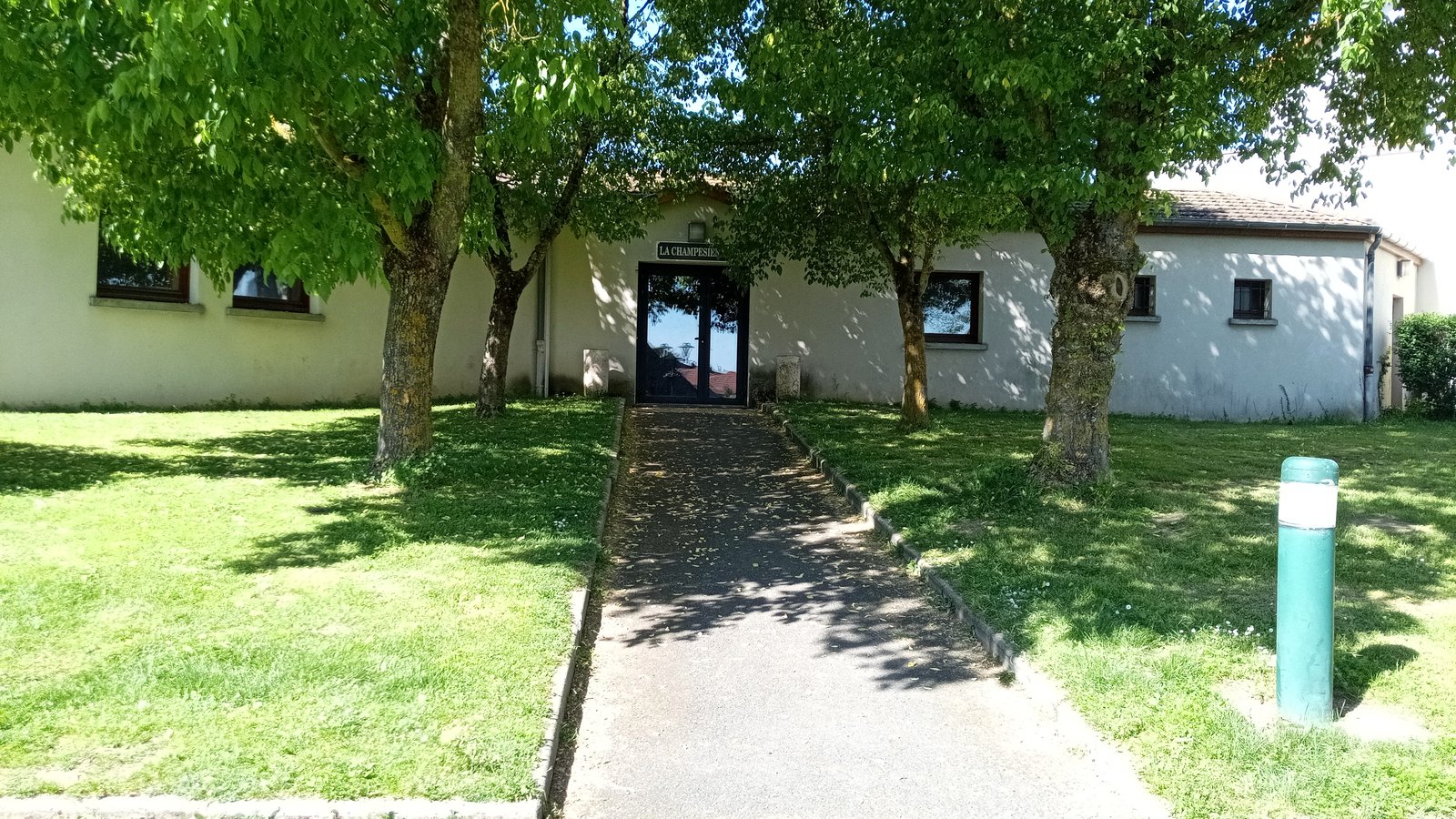 Entr&eacute;e principale de la salle polyvalente