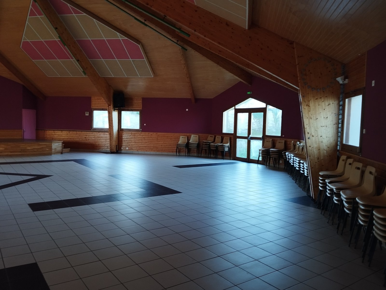 Int&eacute;rieur de la salle avec sc&egrave;ne et charpente bois